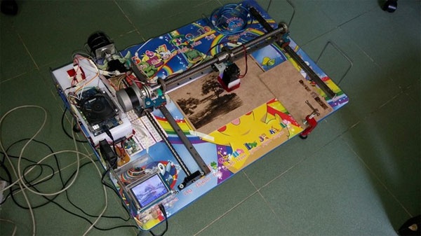 Thần đồng Việt chế tạo máy khắc laser từ đồ phế liệu