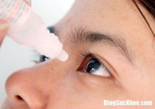 Thói quen nhỏ thuốc mắt hàng ngày có thể gây hỏng mắt