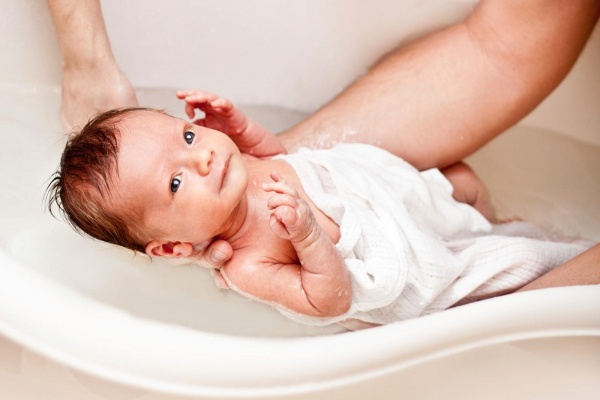 Hướng dẫn cách tắm cho trẻ sơ sinh đúng cách