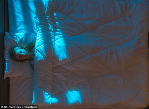 Sử dụng rèm cửa để ngăn chặn mọi ánh sáng chiếu vào giường ngủ: Cách để bạn không bị trầm cảm và đây là lý do tại sao