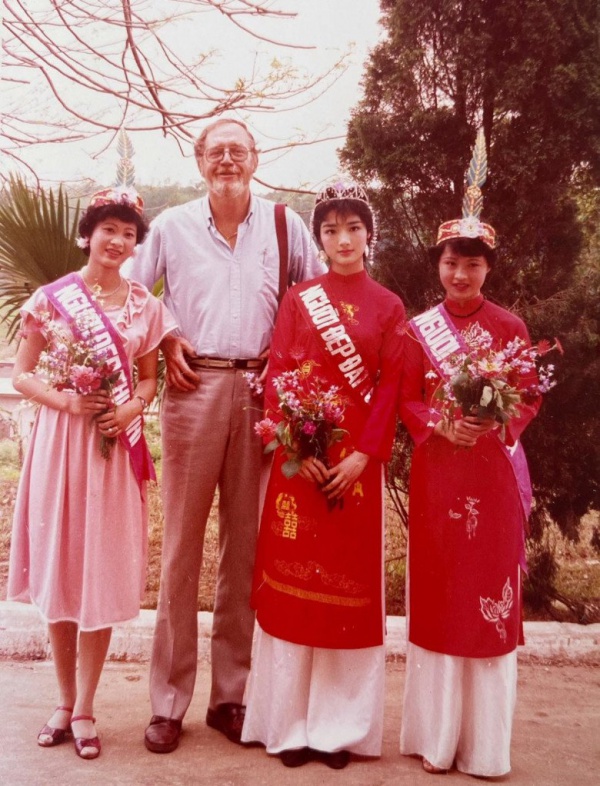 Hoa hậu Việt Nam không người kế nhiệm tuổi 51 da vẫn nhẵn thín dù tóc đã ngả màu hoa râm