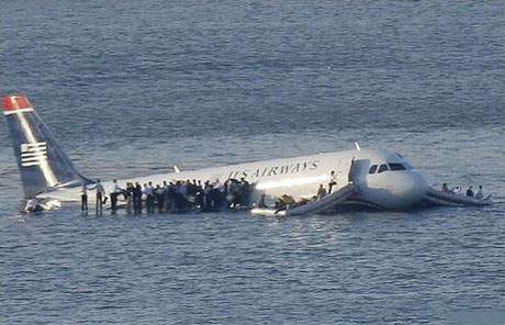 Hai động cơ bốc cháy giữa trời, máy bay đáp xuống sông như "phép màu", cứu sống 155 mạng người