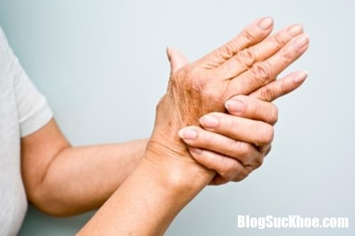 Những nguyên nhân gây ra chứng tê tay ở phụ nữ tuổi trung niên
